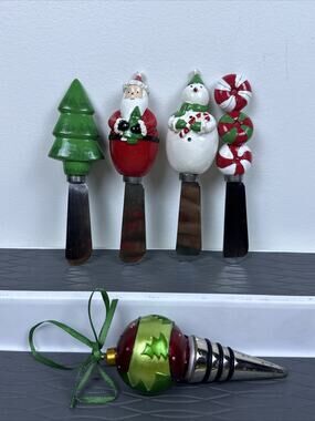 St. Nicholas Square Candy Greetings Set of 4 Christmas Spreaders & Wine Stopper